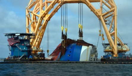 Судно с тысячами авто опрокинулось из-за тяжелых кроссоверов Kia